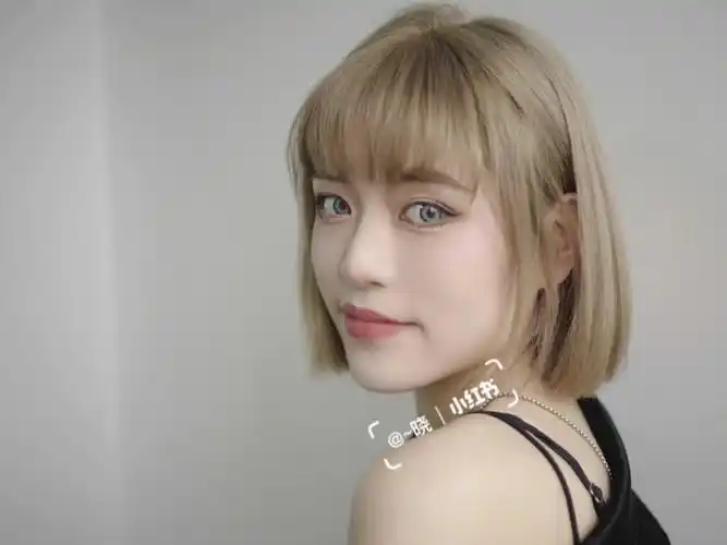 浅亚麻色是非常吸睛的一种颜色,也是女团发色浅亚麻是浅金和棕色的