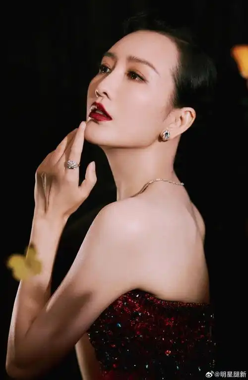 王鸥出席上海电视节穿开叉长裙秀美腿,气质如兰如花朵绽放