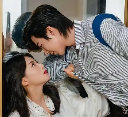 刘涛刘宇宁演姐弟恋,相拥漫步遭吐槽:只看到母子情深_网友_年龄_感觉