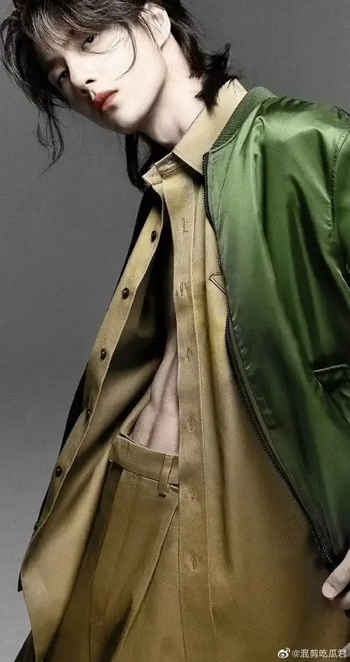 前不久,王一博在机场被粉丝围住发问,#绰号  王怼怼#重现一下当时场景