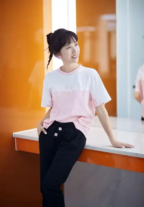 李念穿粉色t恤搭配牛仔裤看着就让人喜欢