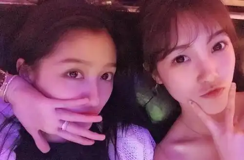 关晓彤庆生照曝光,与闺蜜同事一起k歌,对镜头卖萌好可爱