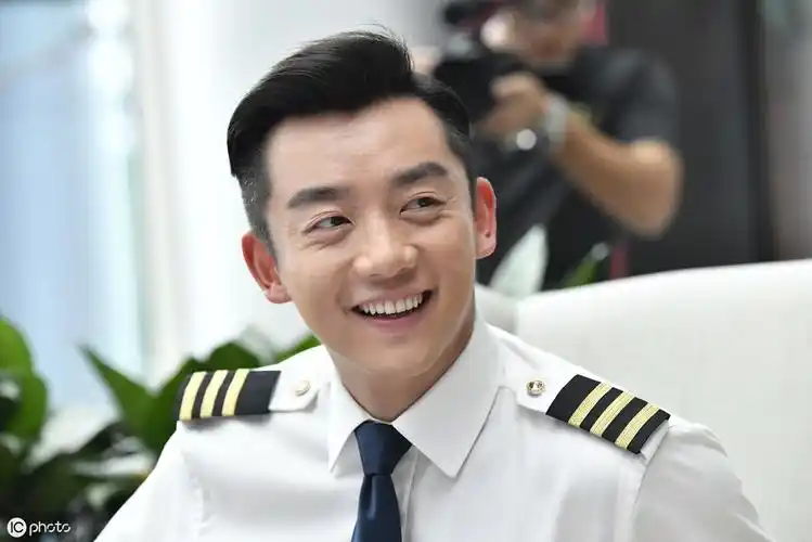 和郑恺撞名,和陈龙撞脸,和吴昕被拍到同住,这个郑凯太低调了吧