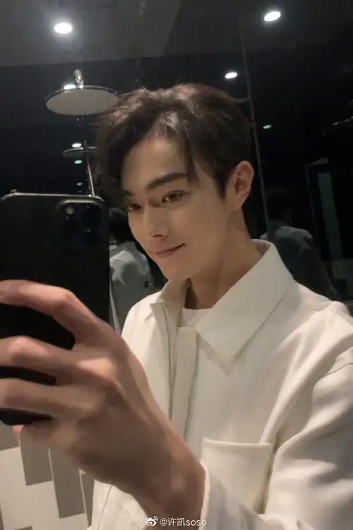 许凯开工自拍照#许凯晒开工自拍照,白色衬衣搭配标志性的笑容,帅柑