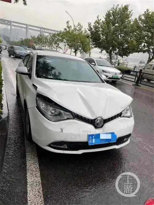 开车途中看了眼手机网约车追尾前车后傻眼了