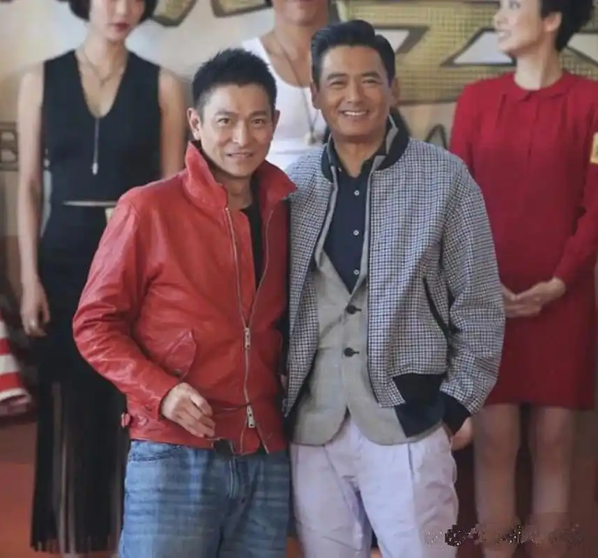 刘德华和周润发的早期合影,华哥身着红色上衣,尽显潇洒干练.