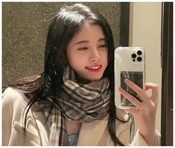 鞠婧祎晒自拍照一小时点赞十几万皮肤真实状态却成为焦点