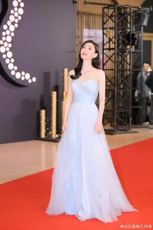 王丽坤超话入梦徜徉,拉开初春序幕,是花向雨,是张嘉惠,是演员@王丽坤