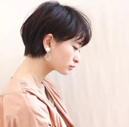 不烫不染想时髦?剪这款!_短发