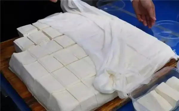 做豆腐要加入石膏,会对人体有害吗?听说吃多了会长结石