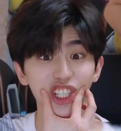 因为这是近距离拍摄,人们发现蔡徐坤的牙齿非常白,看起来像珍珠一样白