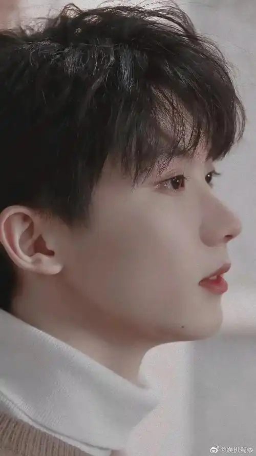 眼睛里蕴藏着银河系,从侧面看喉结更明显,都来品一下马嘉祺优越的侧脸