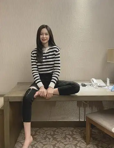 晴格格王艳哪有46岁穿t恤牛仔裤中年女性照着穿很时髦