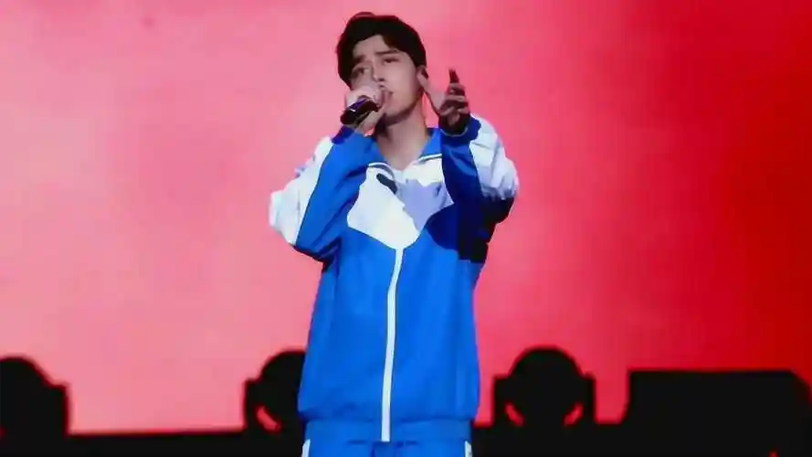 李易峰重回学生时代,蓝色校服彰显青春范儿!