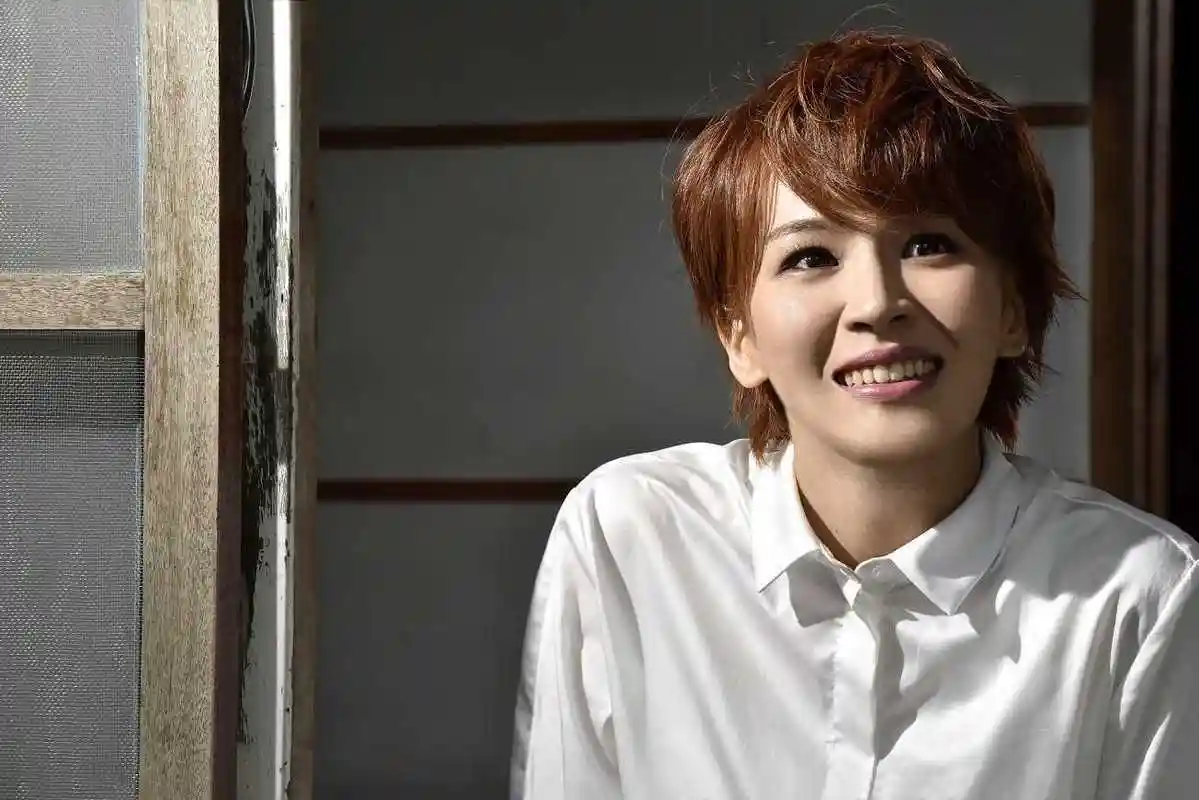 短发的曾沛慈,干净利落气质清爽