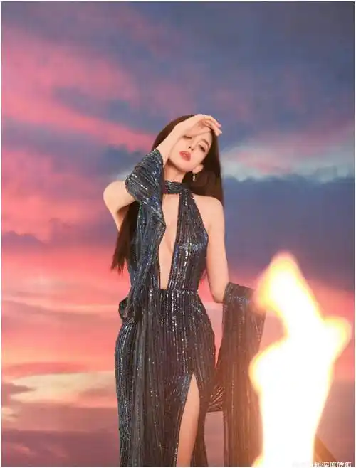 古力娜扎美照曝光一袭深v长裙吸睛无数令人惊艳不已