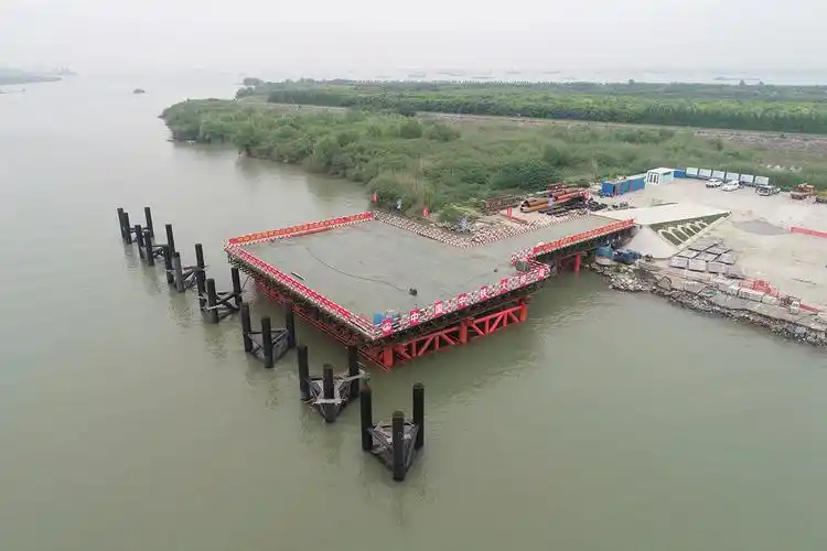 常泰过江通道录安洲临时栈桥及水上施工平台建设完成