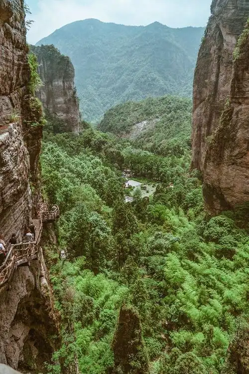 小龙女纵身一跃的断肠崖