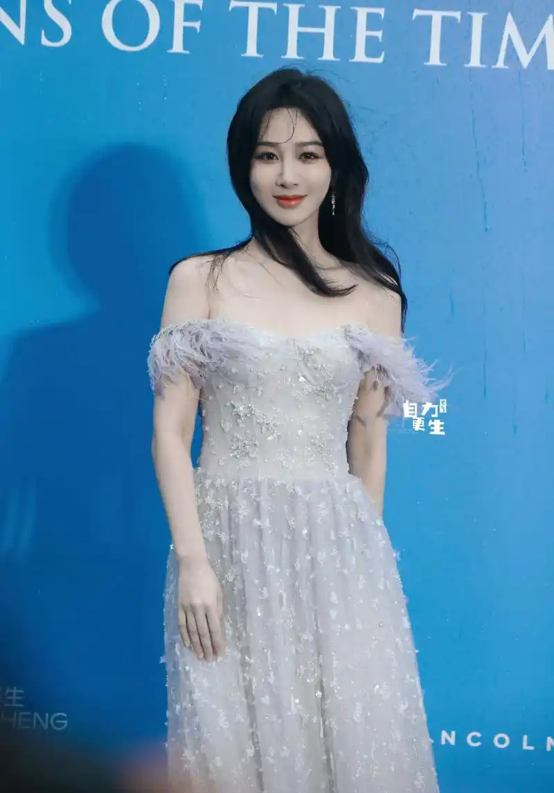 最近,热搜上出现了两个词条:"杨紫表情管理"和"杨紫红毯雨中拍照".