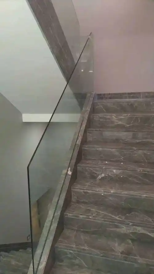 现代轻奢家装少不了的灰色大理石楼梯