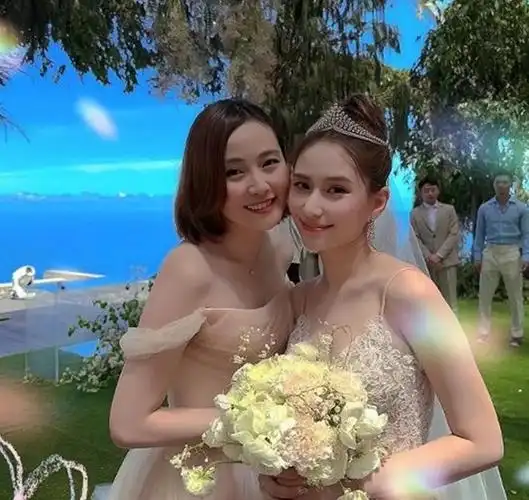 赌王最美千金何超莲和男星窦骁于巴厘岛举办世纪婚礼,引发了全网热议.