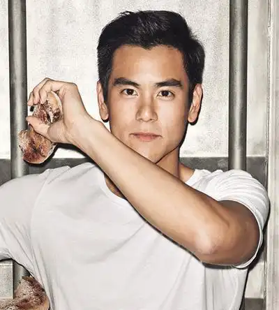 彭于晏短发发型四:露额的短发背头发型,再用发蜡顶着做出蓬松的效果