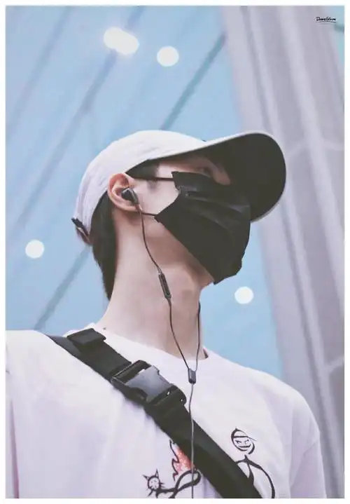 王一博带口罩合集大帅哥就是什么都挡住了也能苏你一脸的水平