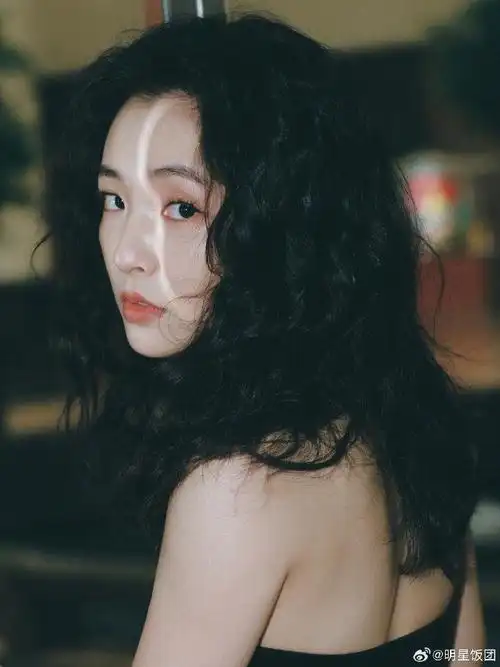 复古港风卷发,让吴倩的松弛感更加凸显,简直太高级了