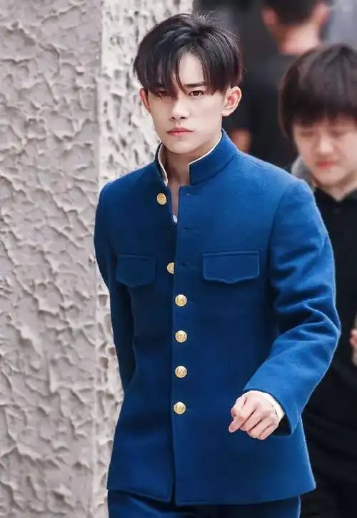 来品一品易烊千玺的帅气军装照