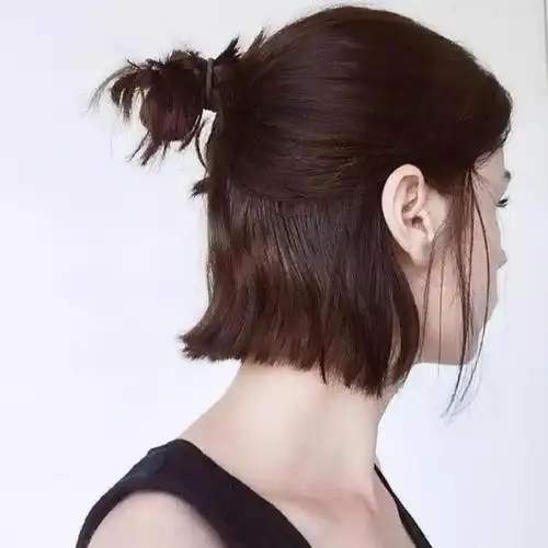 瞬间拥有10cm长的既视感,但这种扎发方式却不适合长脸的人,除非你一眼