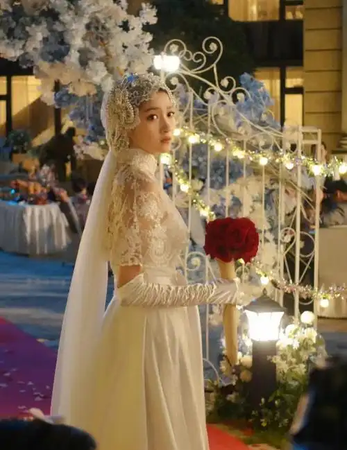 关晓彤晒左双桃民国婚纱照,评论区让鹿晗霸屏!催促赶紧开花结果