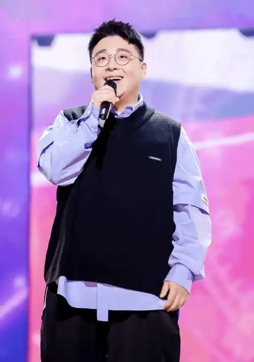 原创32岁童星郝劭文官宣求婚成功晒两人接吻照幸福感慨我有家了