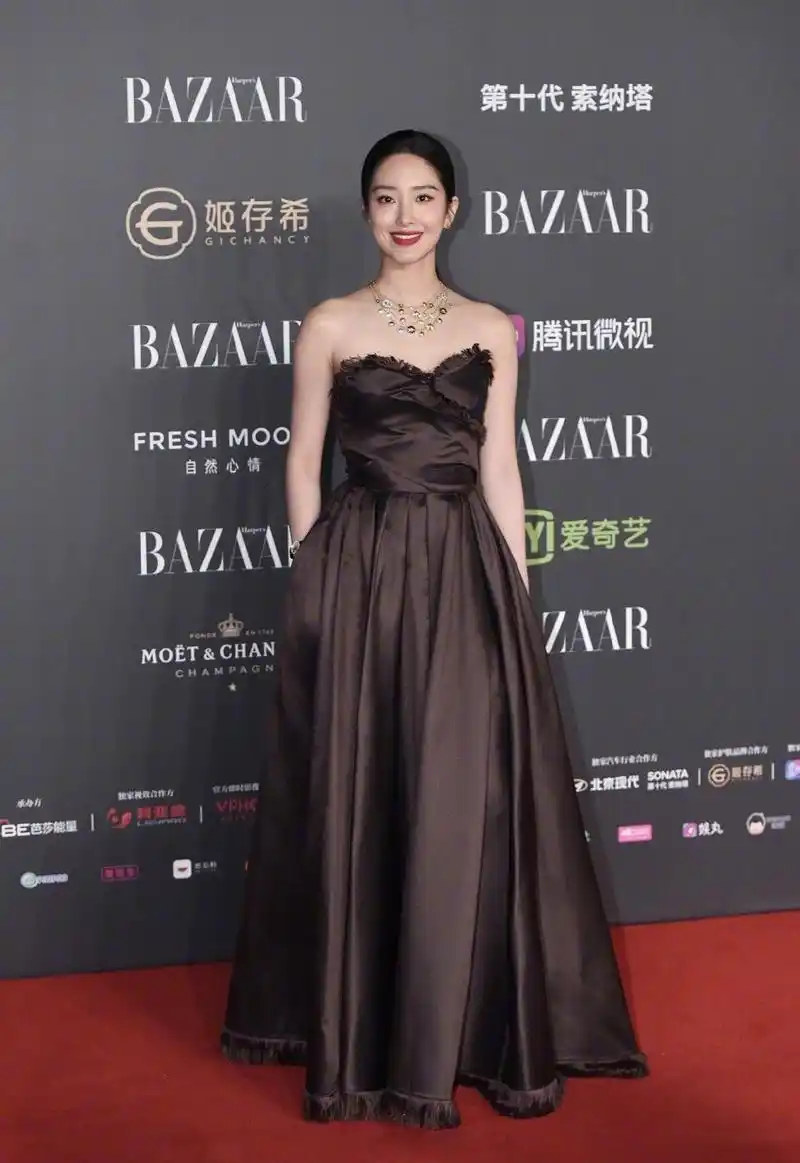 杨采钰身穿dior 2020早春抹胸长裙亮相,温婉大气的优雅姿态,又带着一