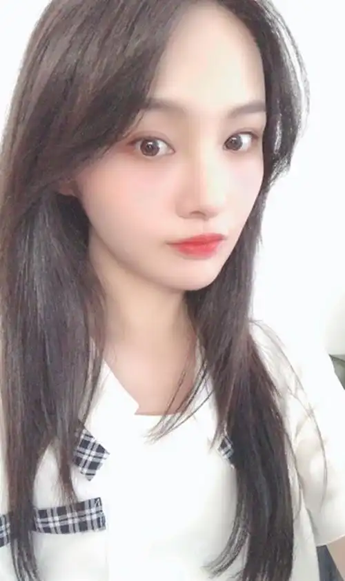 郑爽晒最新自拍照,称自己长胖了不想称体重,嘟嘴卖萌似小女孩