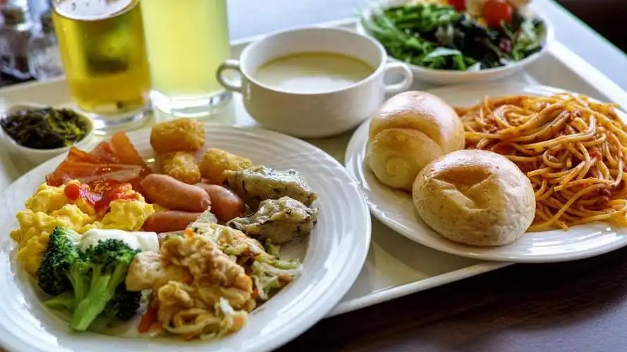 在白色的盘子上的开胃丰盛的早餐