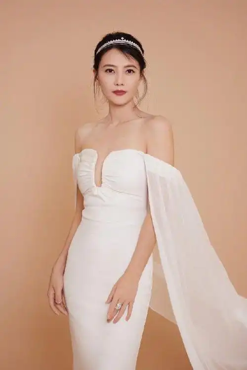 44岁高圆圆太敢穿抹胸深v深藏不露观众眼球被折服