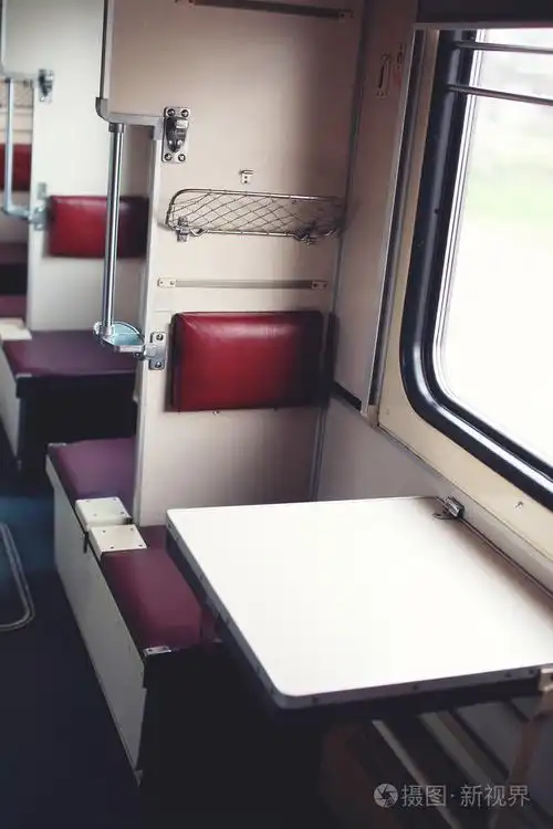 从里面,靠窗的乘客座位的旅客列车