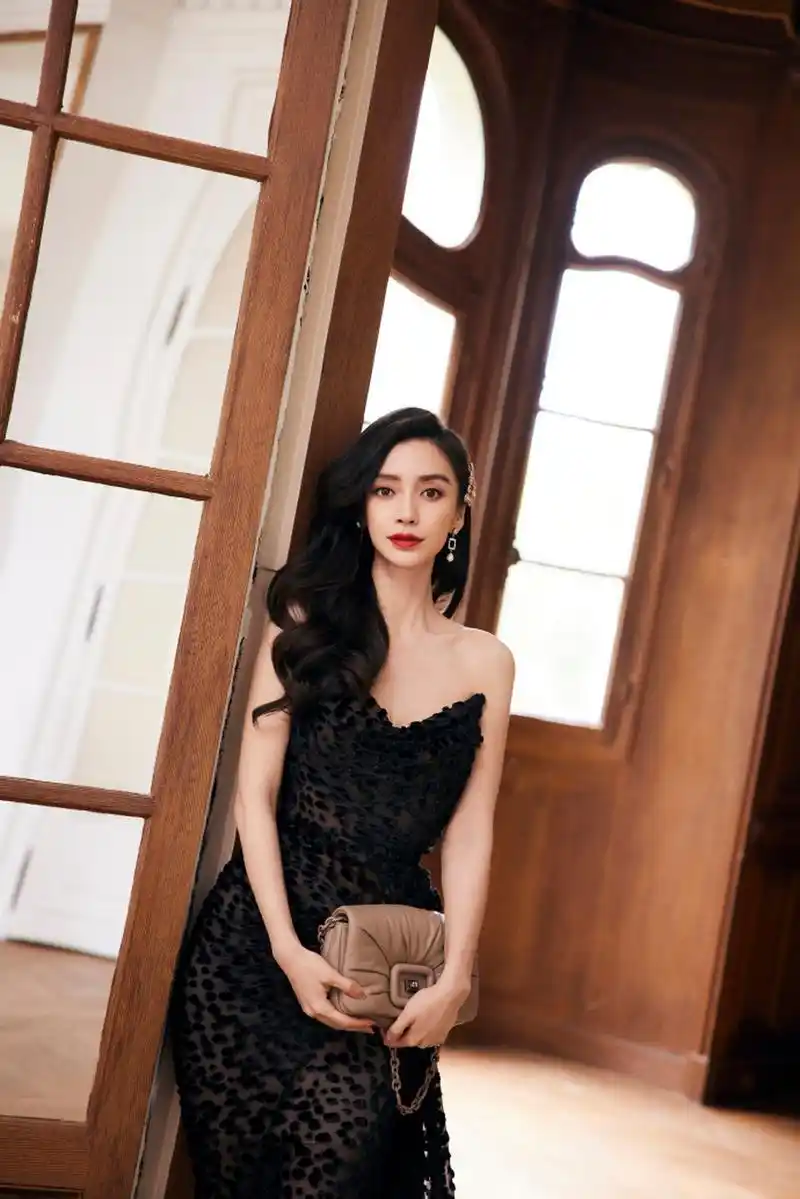 angelabay杨颖身着高定礼服在巴黎看秀,经典纯粹绽放,置身梦幻巴黎