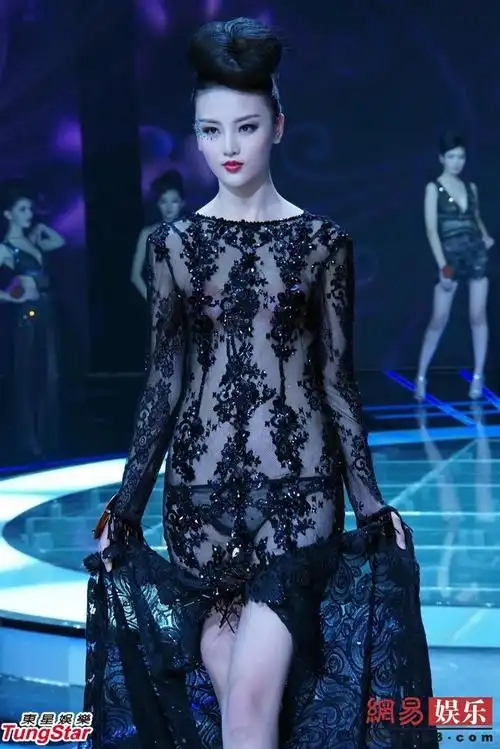 亚洲超模演绎诱惑内衣秀