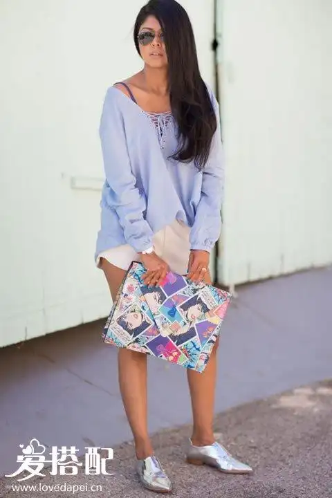 印花是不可回避的主题,可以用银色的鞋子搭配一件你心仪的印花连衣裙