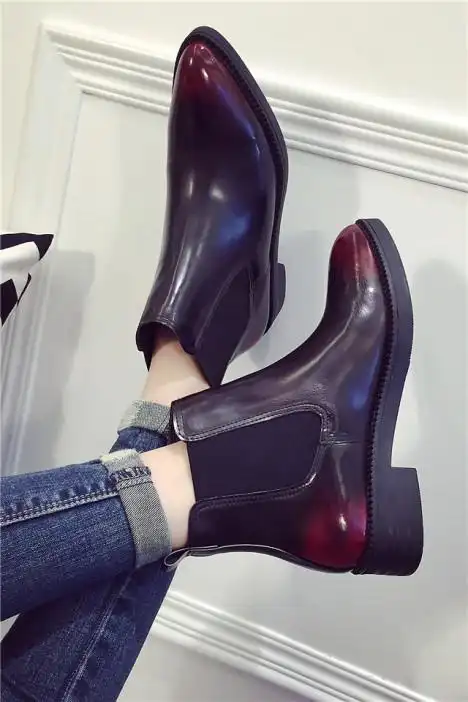 给女主人擦靴子给姑娘擦靴子