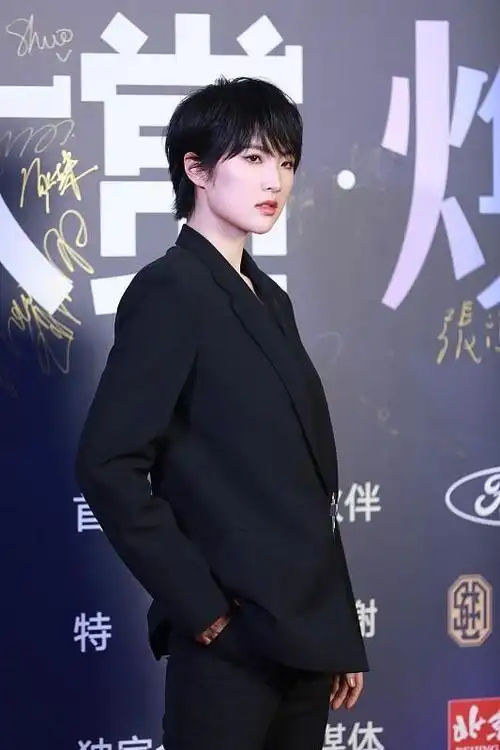 终于知道姚安娜为什么总穿西装又有气势又显瘦短发穿更好看