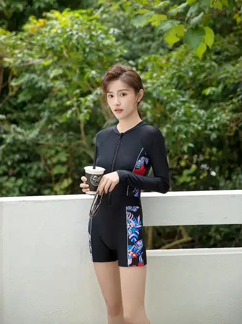 韩国泳衣女保守游泳衣潜水服大码连体平角遮肚显瘦长袖温泉泳装