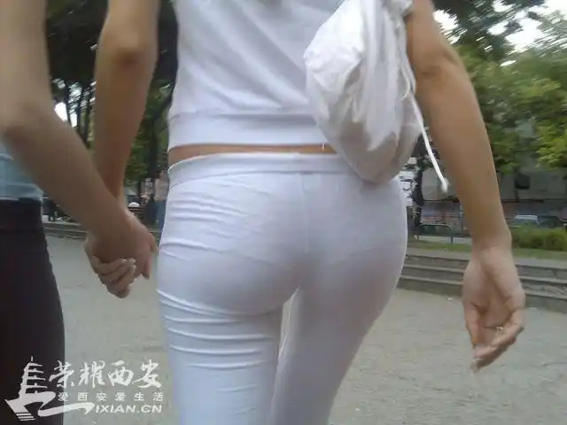 情何以堪白色的裤子太透明了