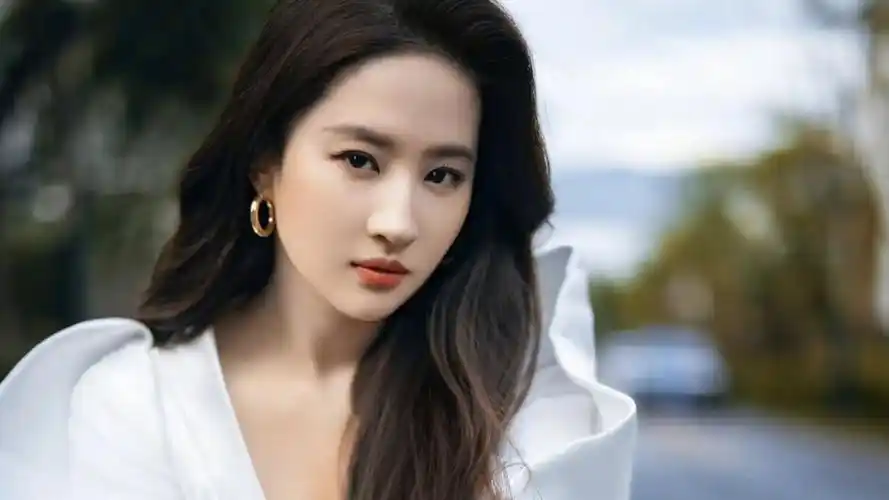 刘亦菲《玫瑰故事》最新路透!格子裙双麻花辫少女感满满