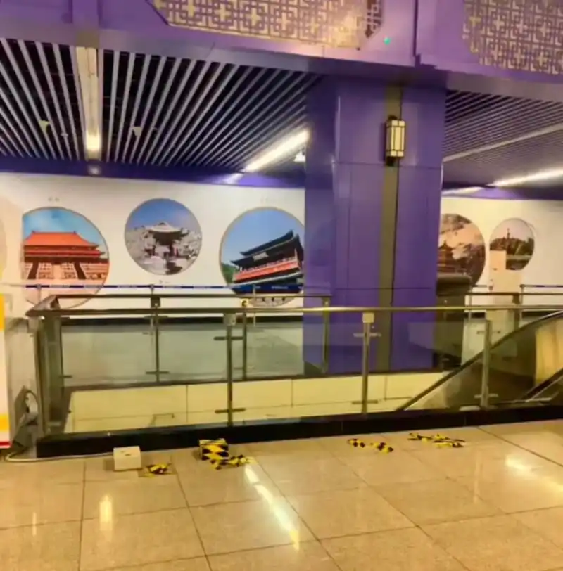 北京地铁的插画已更换了#地铁 #历史 #文化入侵比战争更可怕 - 抖音