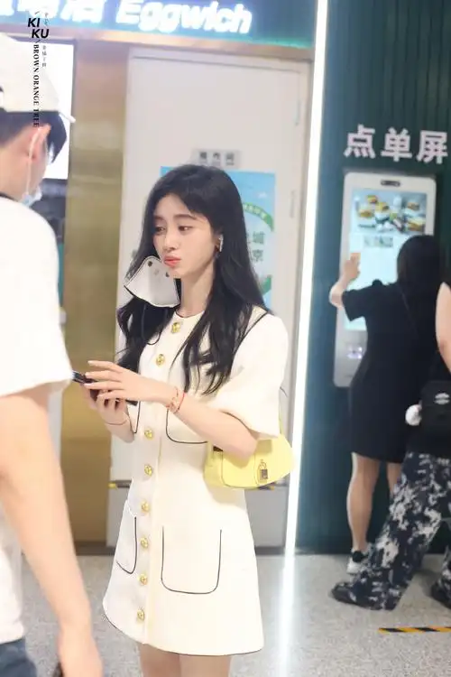 鞠婧祎超话#鞠婧祎姜黎非#    鞠婧祎220710机场出发生图    禁二改