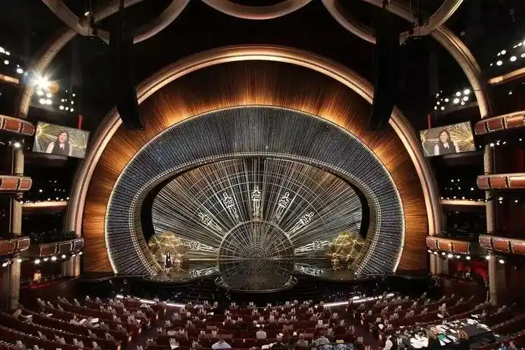 巧妙的实景排布让舞台呈现大纵深和高层次.