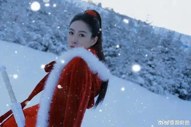 演员@陶昕然晒出一组雪地红衣古装照,在零下25度的崇礼拍了这样一组美