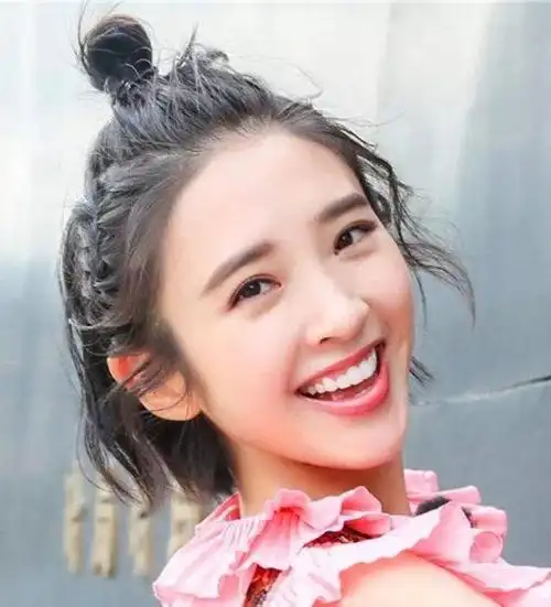 多的发型便是单个丸子头半扎发,将丸子扎在头顶,可在两侧真假一些编发